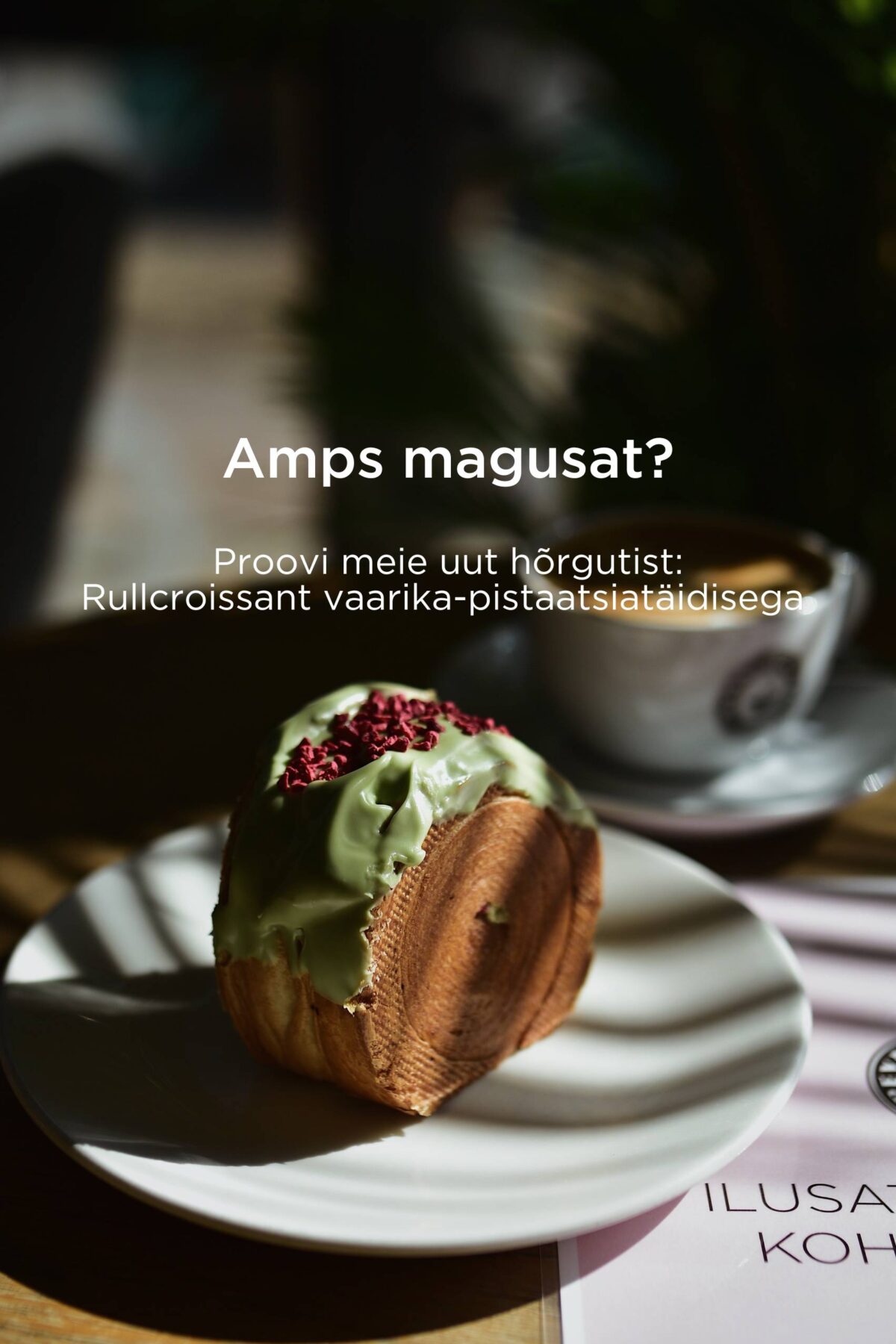 Reval Café kohvik Rullcroissant vaarika-pistaatsiatäidisega